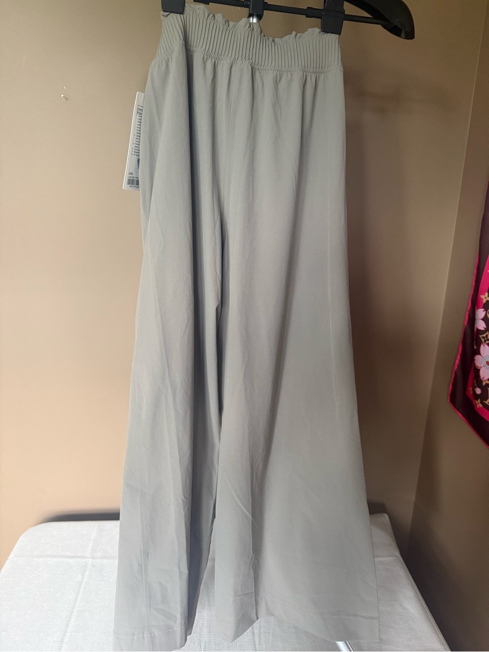 Lululemon Woven Ruffle Waist Wide Leg Cropped Pants- NWT - Picture 3 of 6